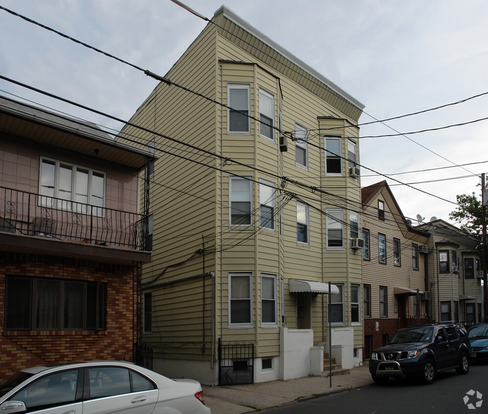 Building Photo - 98 Napoleon St