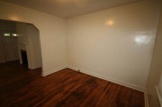 Building Photo - Adorable 2 Bedroom Home / All Appliances /...