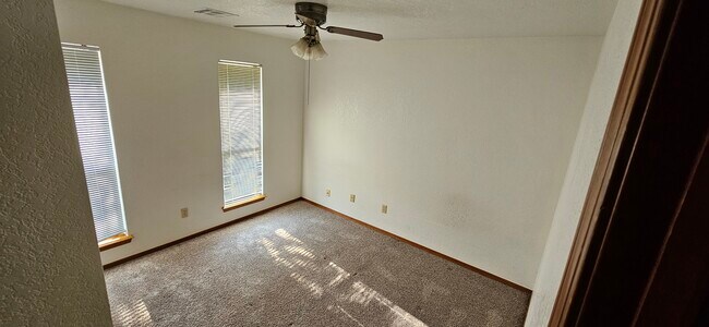 Foto del edificio - 1320 Greenfield Dr