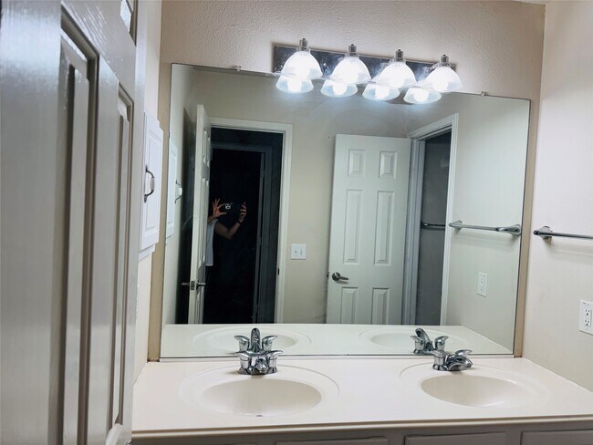 Foto del edificio - 2504 Sunny Shores Dr
