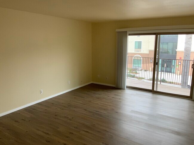 Building Photo - 560 Greenbrier Dr