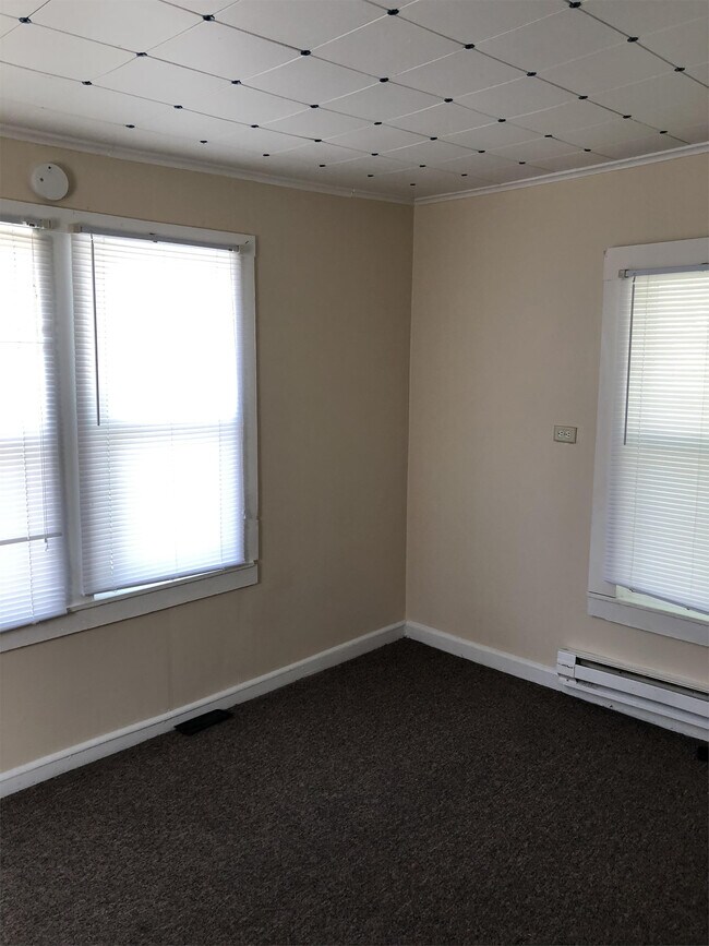 Building Photo - 700 E 6th St