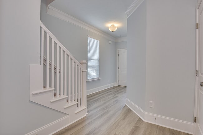 Building Photo - 926 Holbrook Dr