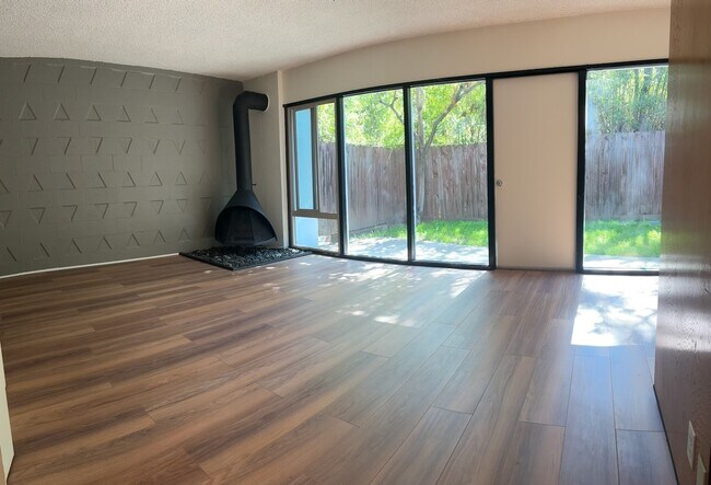 Sala de estar de un dormitorio - 317 Monterey Rd
