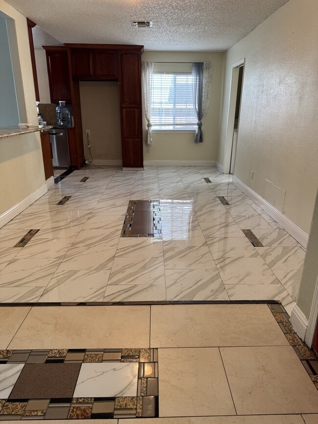 Building Photo - Tracy 4 Bedroom 2 Bathroom Home with a pool