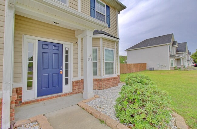 Building Photo - 935 Mustang Ln NE