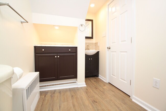 2 VANITIES - 3920 Hoosac St
