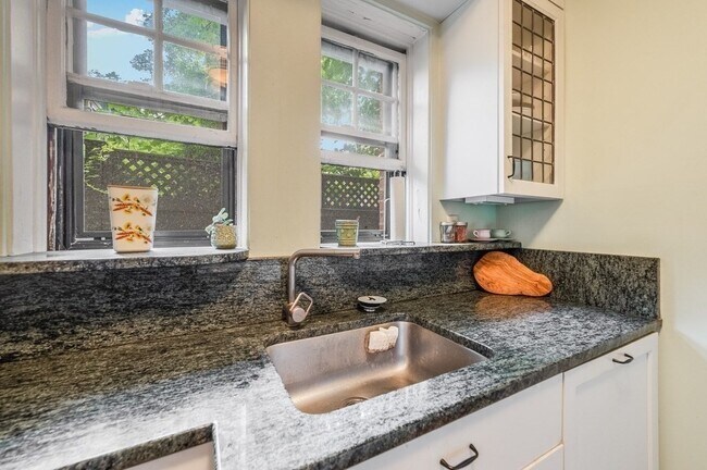 Foto del edificio - 993 Memorial Dr