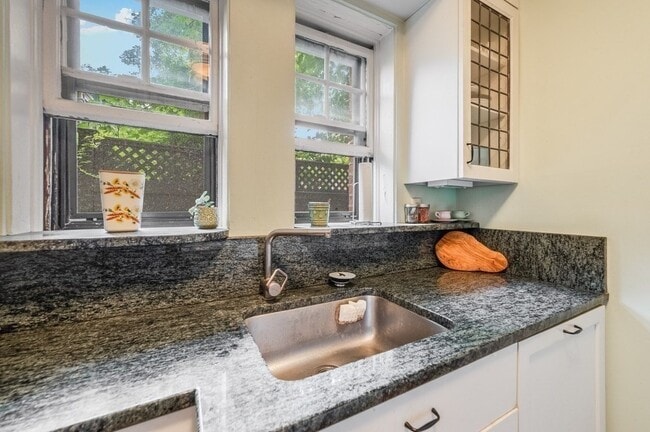 Building Photo - 993 Memorial Dr