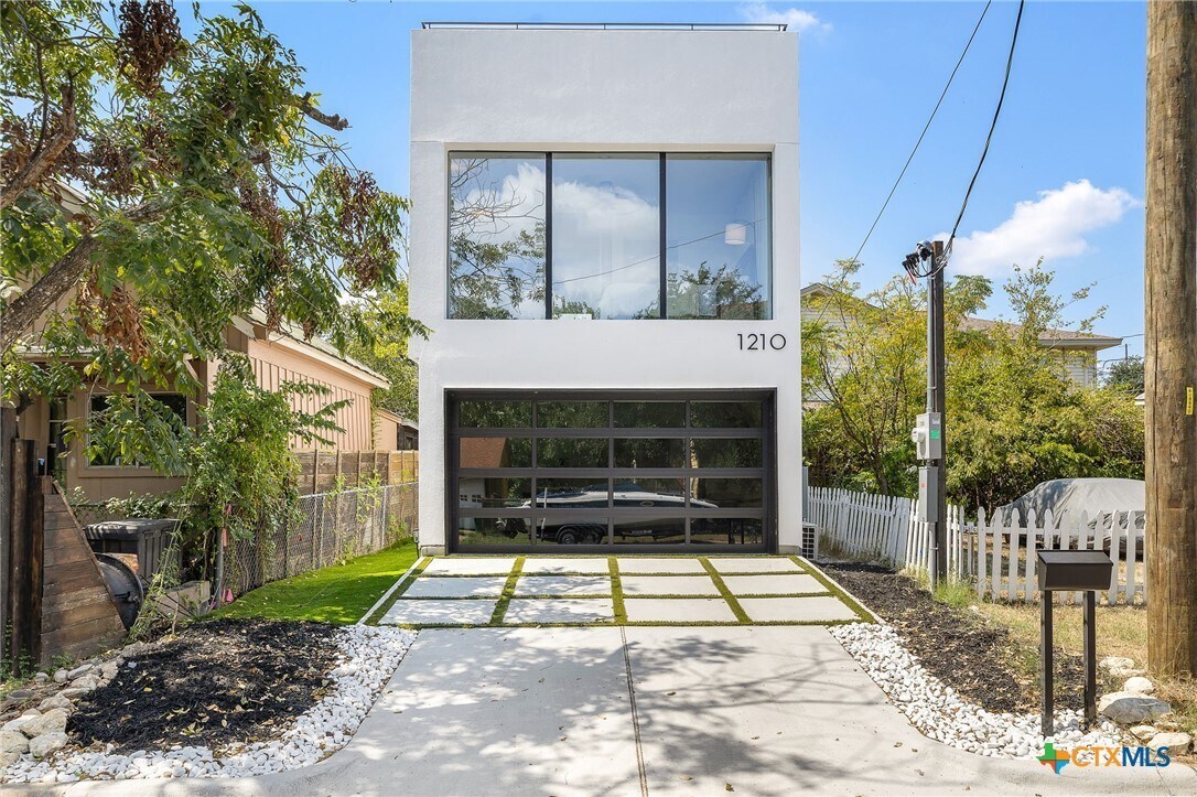 Foto principal - 1210 Angelina St