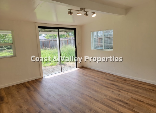 Foto del edificio - 2BD HOUSE IN HOLLISTER FOR RENT