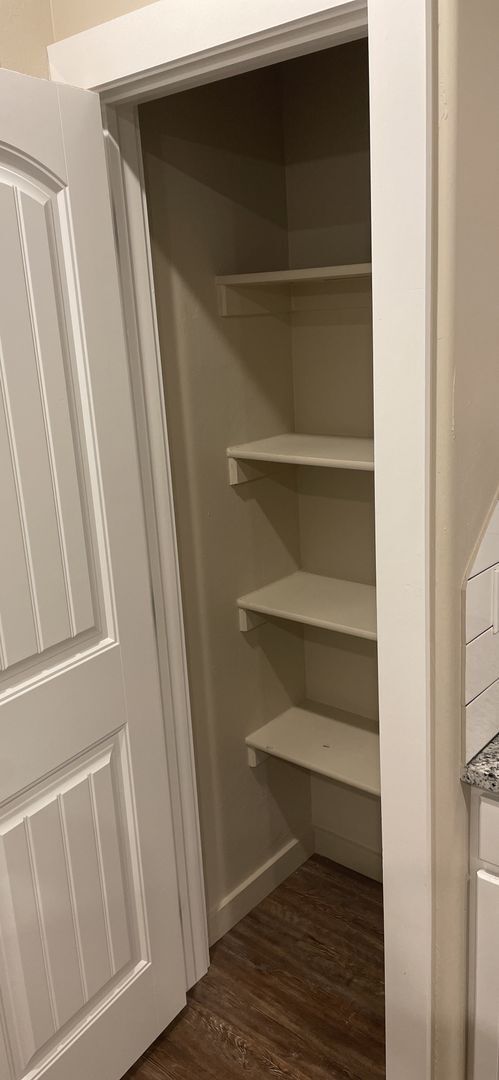 Building Photo - 5212 Oakwood villa