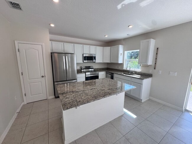 Foto del edificio - Beautiful 5 bedroom 3 bath home for rent