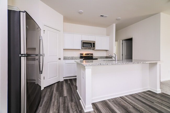 Building Photo - Fantastic 3bd/2ba home! Coming soon!