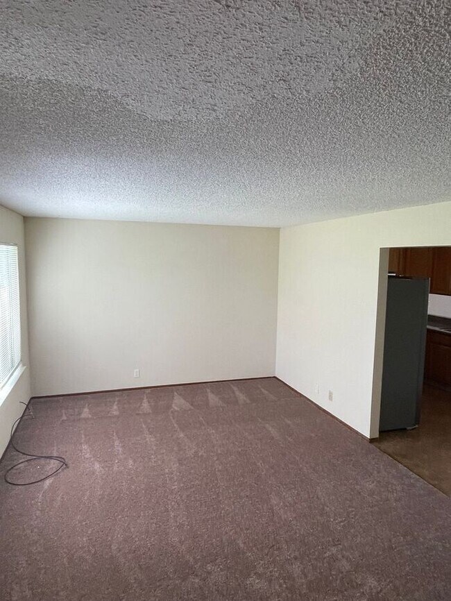 Building Photo - Amazing 3 Bedroom 1.5 Bath
