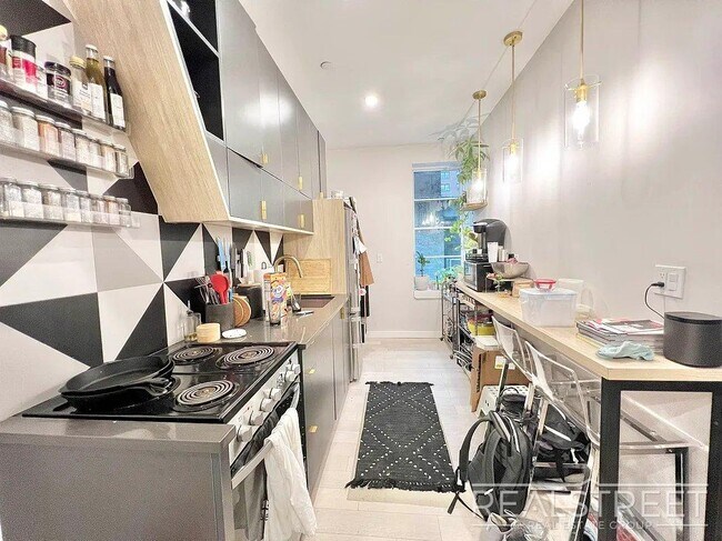 Building Photo - Kent Ave