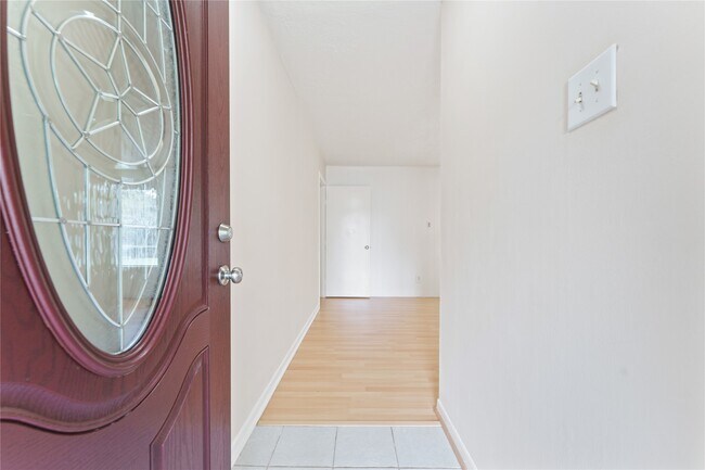 Building Photo - 5039 Parkland St