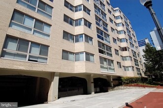 Building Photo - 922 24th St NW