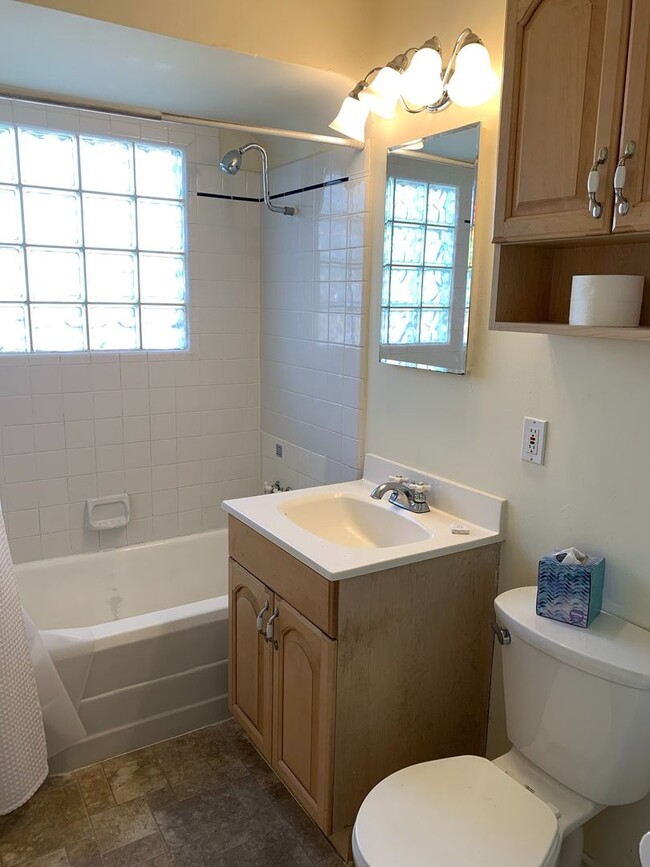 Building Photo - Lovely 3 bedroom, 1 bath Bungalow