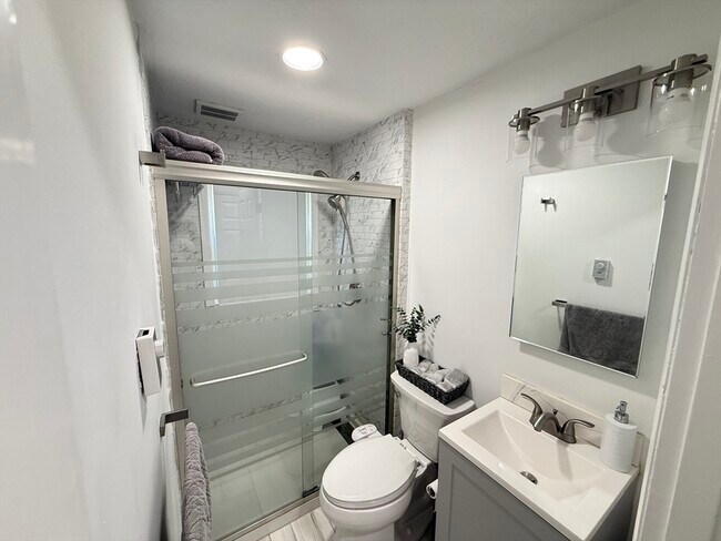 Foto del edificio - 1338 East St