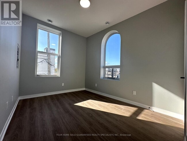 Building Photo - 9 Wellington St E