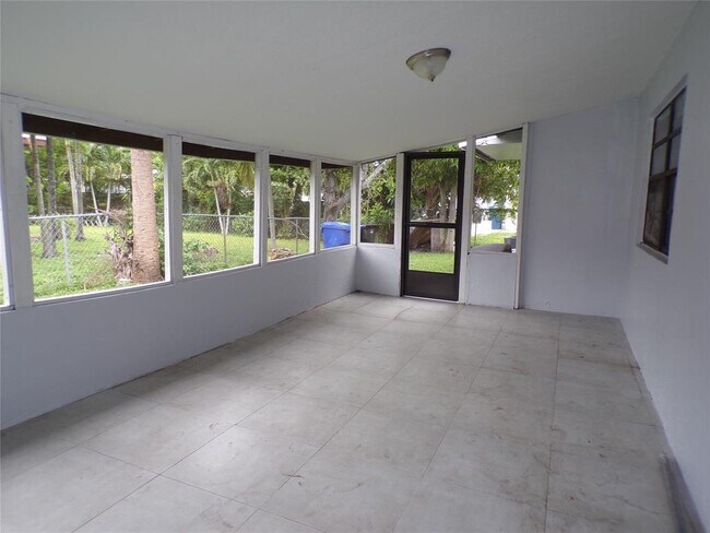 Foto del edificio - 2725 SW 9th St