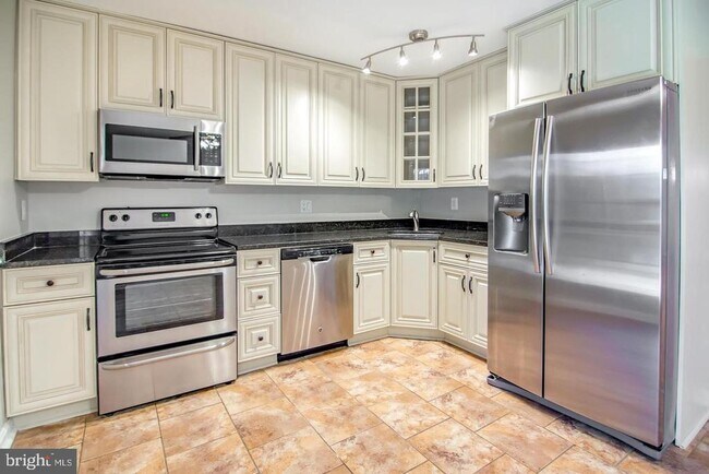 Building Photo - 1528 Marlborough Ct