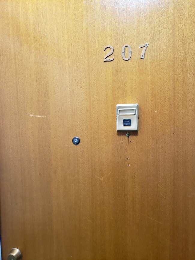 Building Photo - 908 Cook St