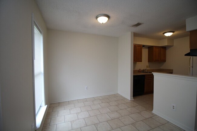 Foto del edificio - Spacious Northeast Pensacola Apartment Featuring 2 Bedrooms, 2 Bathrooms, Inside Laundry, and Pet...