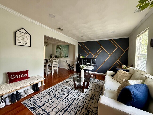 Foto del edificio - Beutifully updated 4 bed 2.5 bath home with large yard!