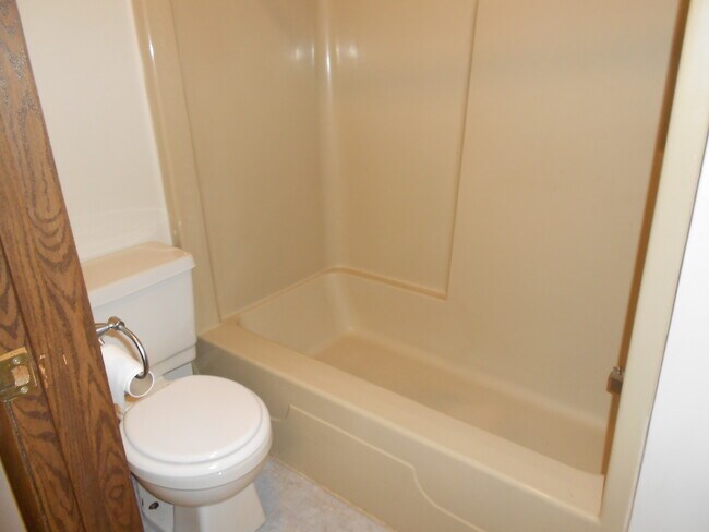 shower & tub/ toilet - 203 Stanley Ave