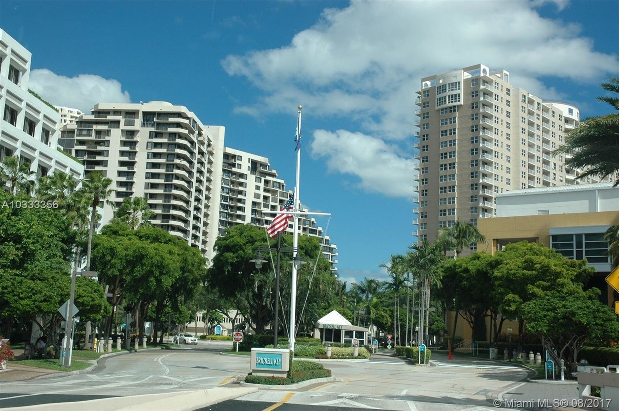 Primary Photo - 540 Brickell Key Dr