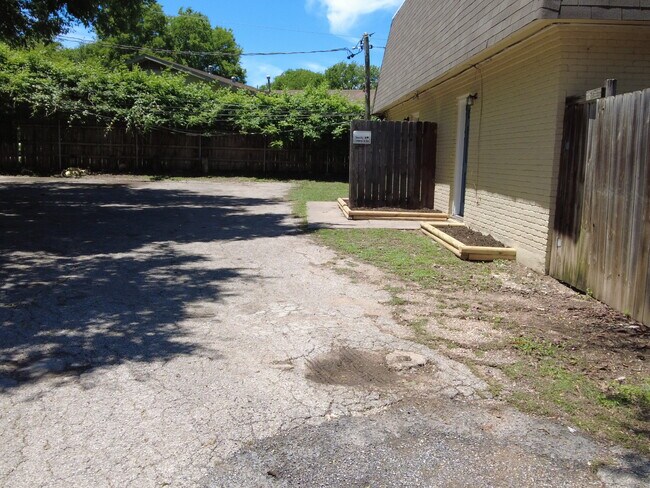 Foto del edificio - 5002 Blue Spruce Cir