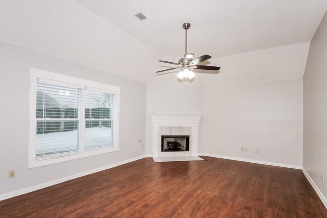 Foto del edificio - 1960 Chimneyrock Blvd E