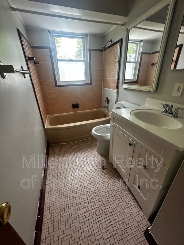 Building Photo - 21 E Fairmount Ave