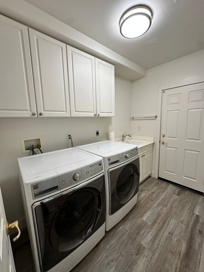 Building Photo - Spacious Living with Room to Grow