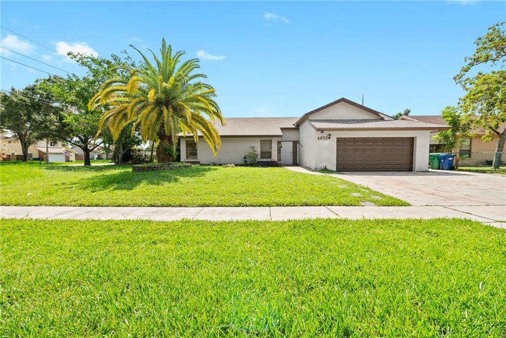 Foto principal - 4950 NW 83rd Ave