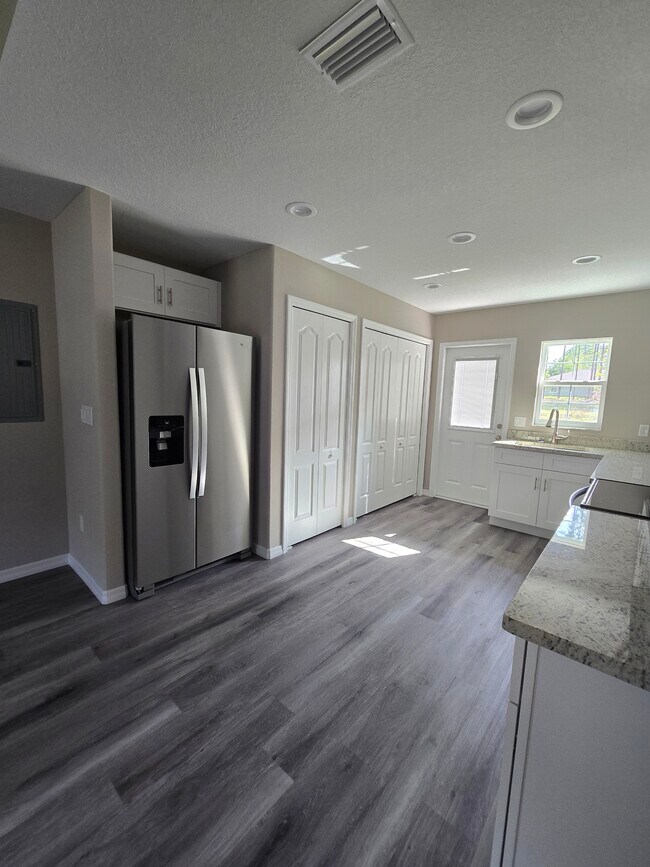 Foto del edificio - 9400 N Travis Dr