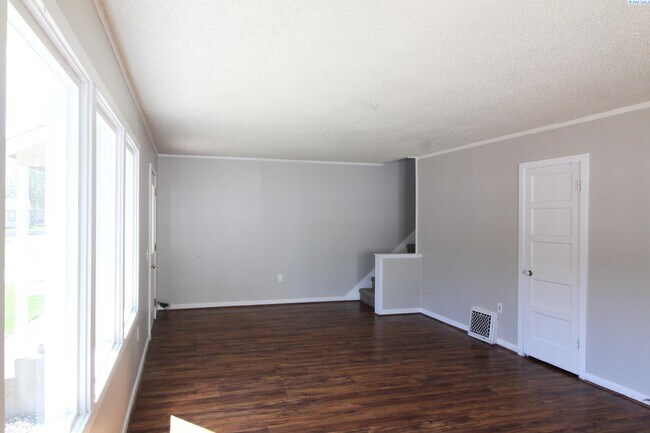 Building Photo - 3 Bed/1 Bath A-Duplex in Central Richland