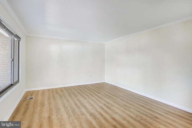 Foto del edificio - 9040 Centerway Rd