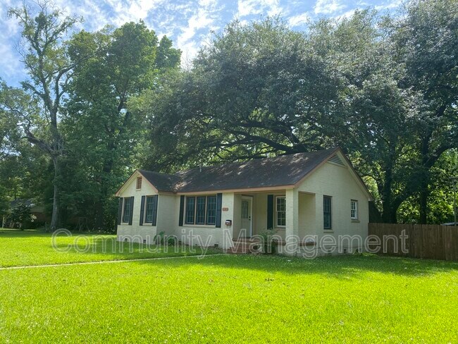 Building Photo - 1143 N Leighton Dr