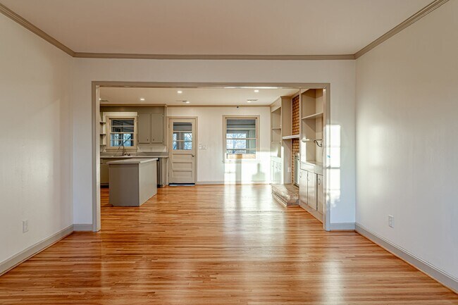 Building Photo - Price Improvement! 5 bedroom, 3 bathroom h...