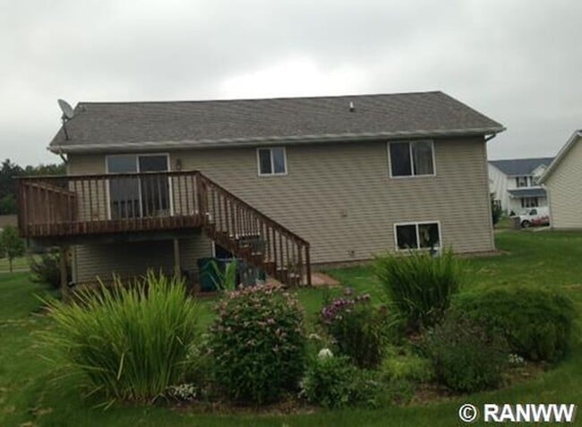 Building Photo - 4BR/2ba Tri-Level Home in Private West Side Neighborhood Near Sherman School