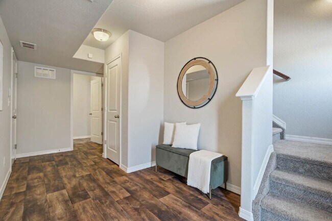 Foto del edificio - Charming 2-Bed, minutes to Fort Carson,  Peterson Space Force and downtown Colorado Springs.
