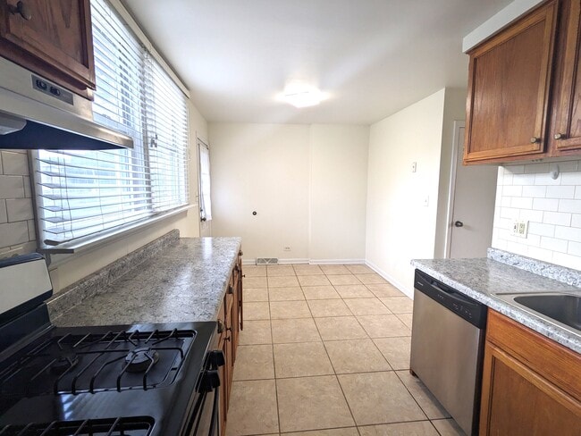 Kitchen - 2129 Ash St