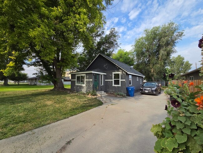 Building Photo - 309 Holly Ave