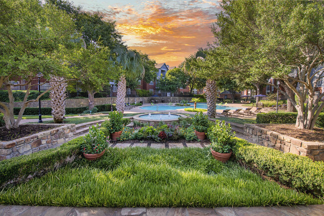 Building Photo - MAA Grand Courtyards