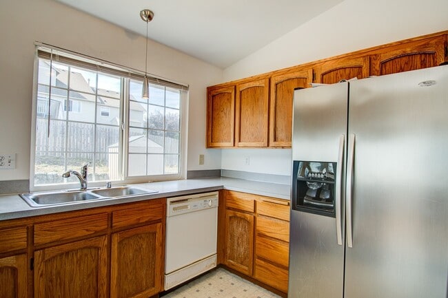 Building Photo - 3 Bed 2 Bath off Fort Nugent Road.