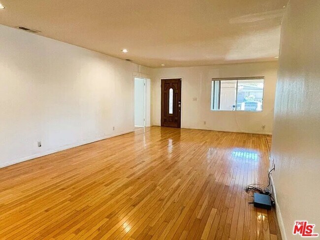 Foto del edificio - 755 N Kenmore Ave