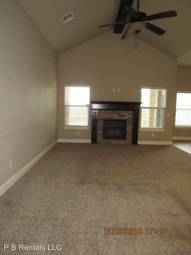 Building Photo - 2402 SW Edinburough Dr
